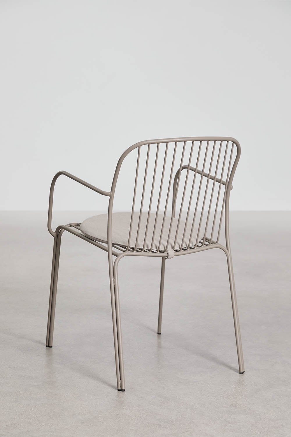 Set aus rundem Tisch Ø110 cm aus Aluminium Elton und 4 Gartenstühlen mit Armlehnen aus Stahl Anerina, Galeriebild 8
