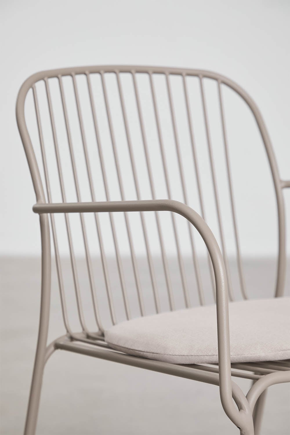 Set aus rundem Tisch Ø110 cm aus Aluminium Elton und 4 Gartenstühlen mit Armlehnen aus Stahl Anerina, Galeriebild 9