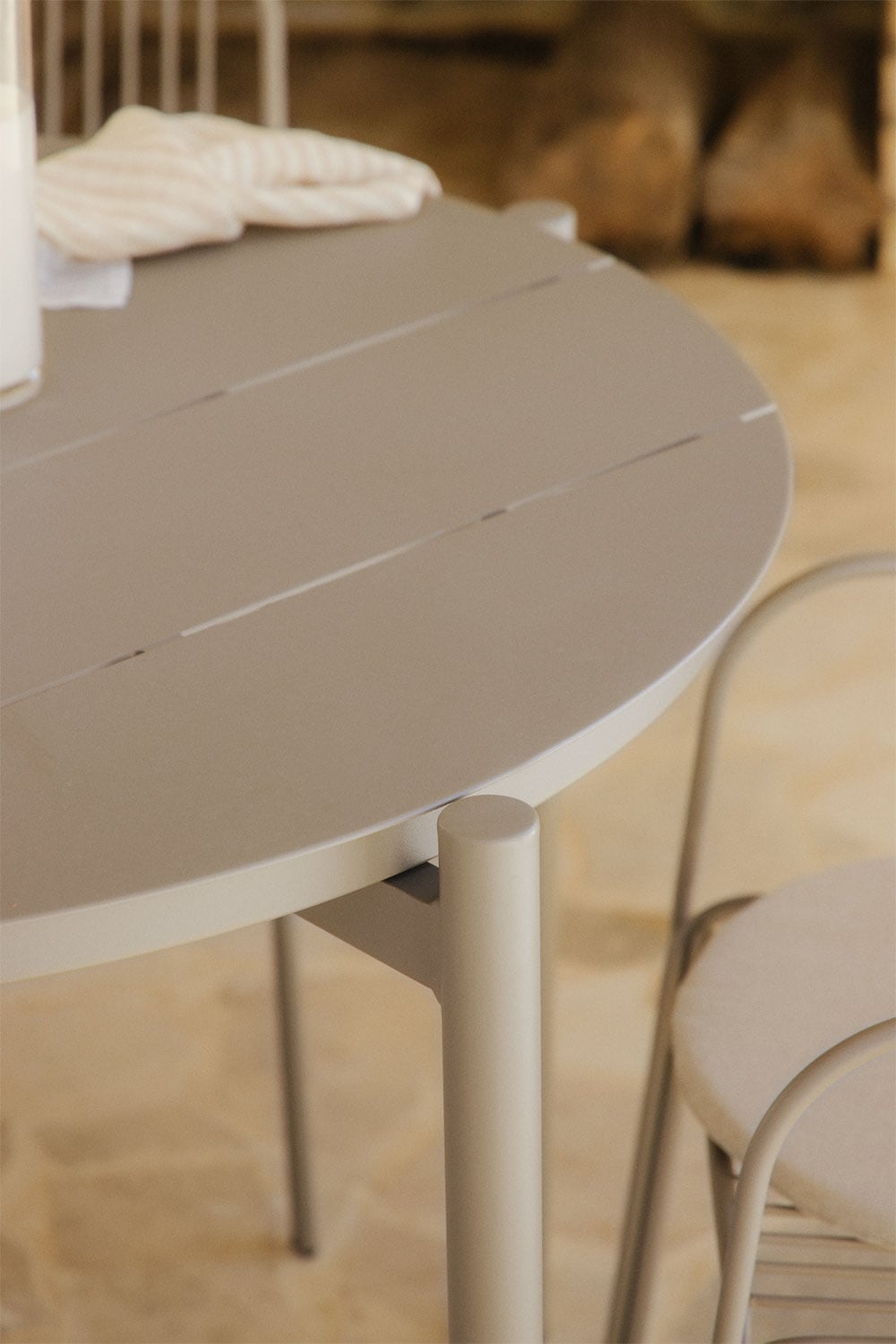 Set aus rundem Tisch Ø110 cm aus Aluminium Elton und 4 Gartenstühlen mit Armlehnen aus Stahl Anerina, Galeriebild 2