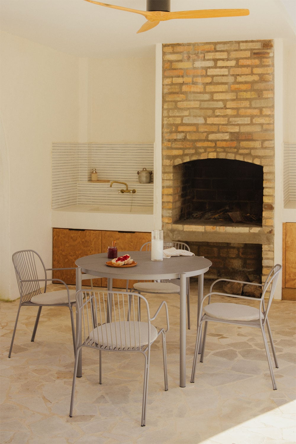 Set aus rundem Tisch Ø110 cm aus Aluminium Elton und 4 Gartenstühlen mit Armlehnen aus Stahl Anerina, Galeriebild 1