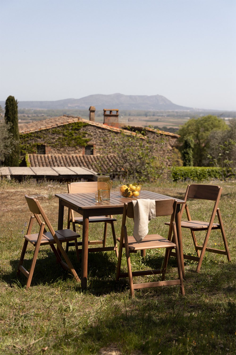 Set aus ausziehbarem Tisch 100-160x100 cm Karvia und 4 klappbaren Gartenstühlen aus Akazienholz Zayma, Galeriebild 1