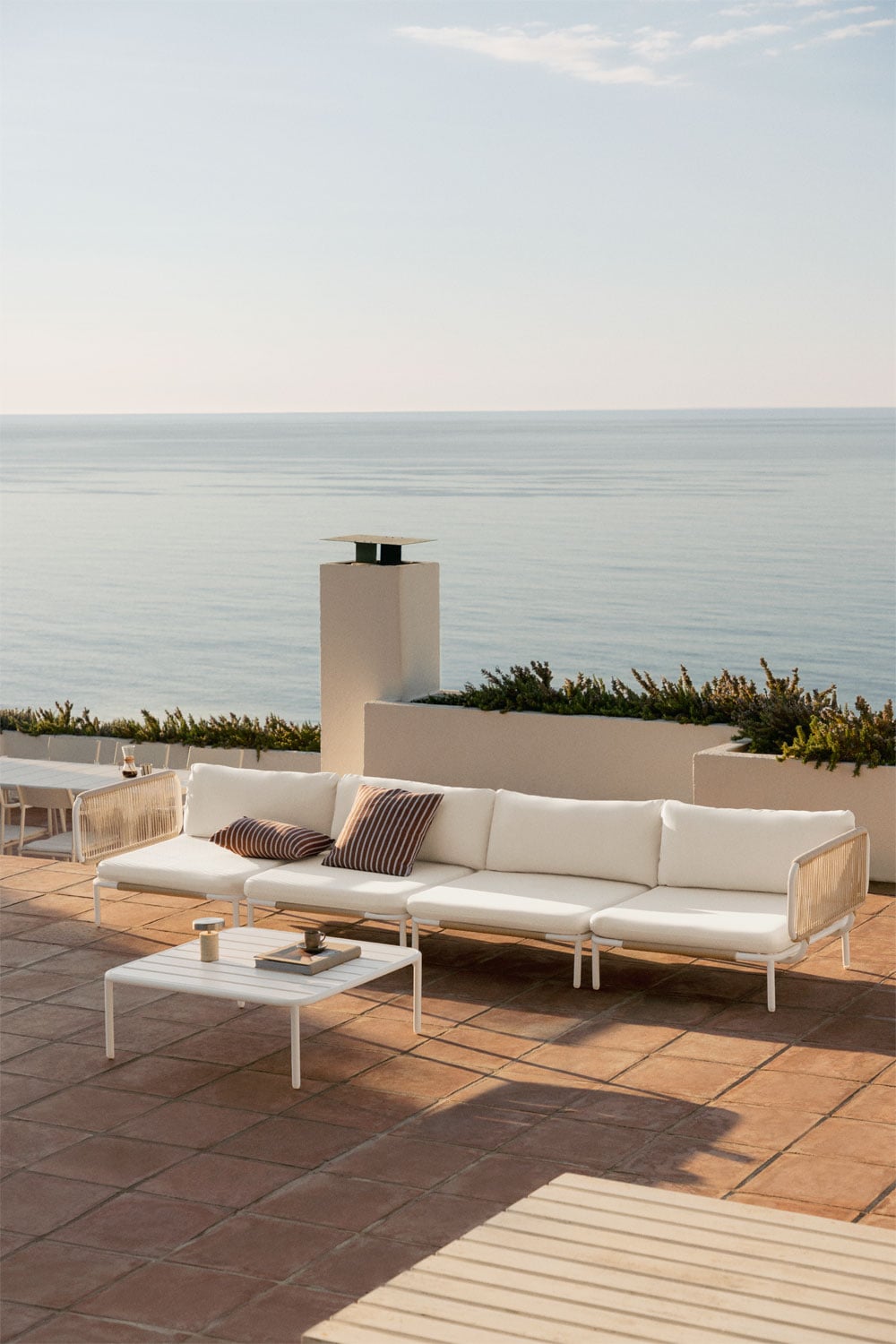 Garten-Set mit 4-teiliger modularer Sofagarnitur, bestehend aus 2 Eckmodulen und einem Couchtisch aus Roubly-Stahl, Galeriebild 1