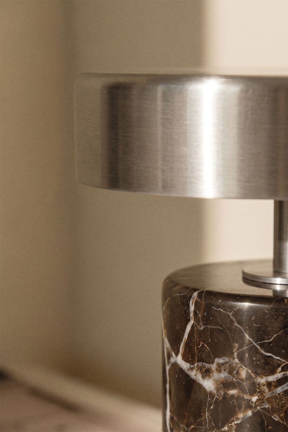 Kabellose LED-Tischlampe aus Eisen und Naturstein Isasia, Galeriebild 2