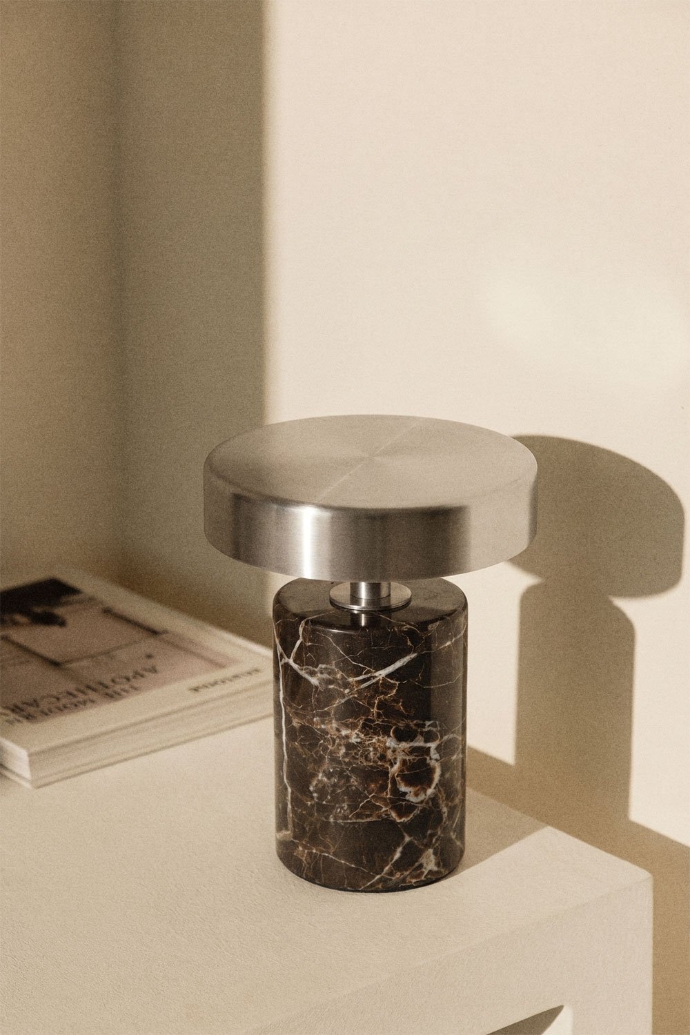 Kabellose LED-Tischlampe aus Eisen und Naturstein Isasia, Galeriebild 1