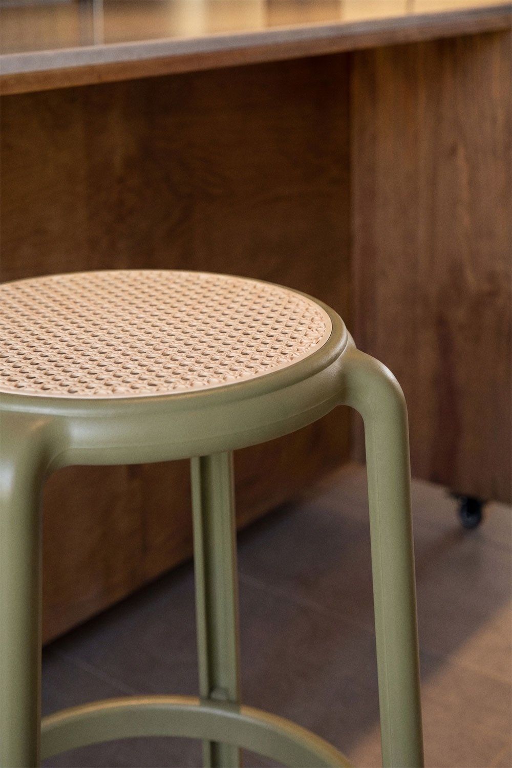 Hoher Hocker 75 cm aus Polypropylen in intensivem Olivgrün Omara, Galeriebild 2