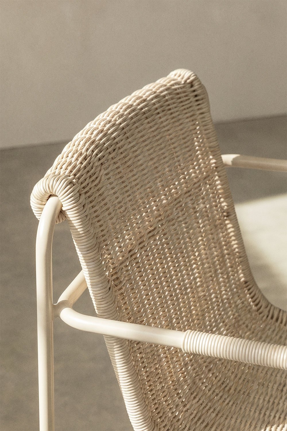 Stapelbarer Esszimmerstuhl mit Armlehnen aus synthetischem Rattan und Stahl Revia, Galeriebild 2