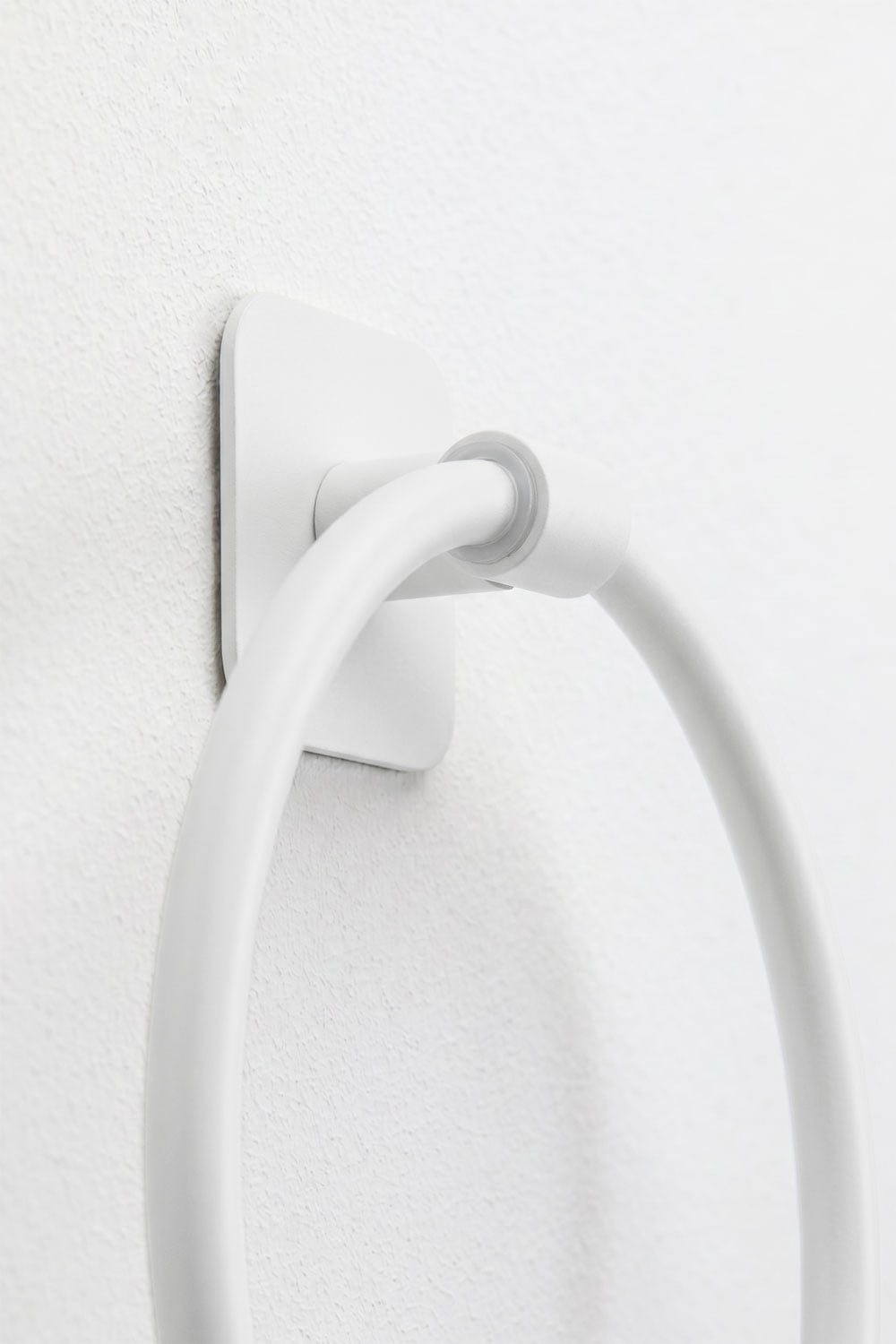 Selbstklebender Wandhandtuchhalter Ø 15 cm für das Badezimmer aus weißem Edelstahl von Ondreli, Galeriebild 5