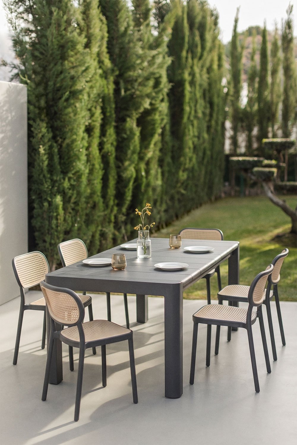 Rechteckiger Esstisch-Set 180x100 cm Arnadine und 6 stapelbare Gartenstühle aus Polypropylen Omara, Galeriebild 1