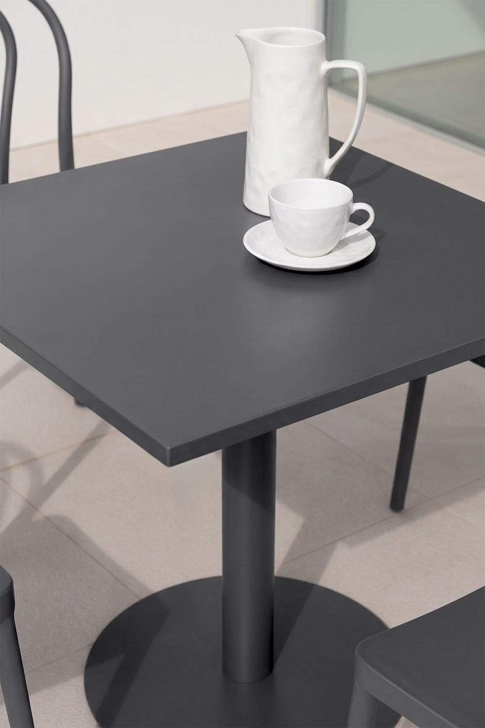 Set aus quadratischem Tisch 70x70 cm und 4 Gartenstühlen Mizzi, Galeriebild 2