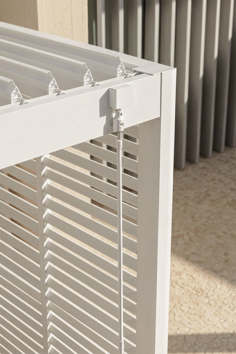 Bioklimatische Aluminiumpergola mit Lamellen und Seitenpaneel Druvia, Galeriebild 2