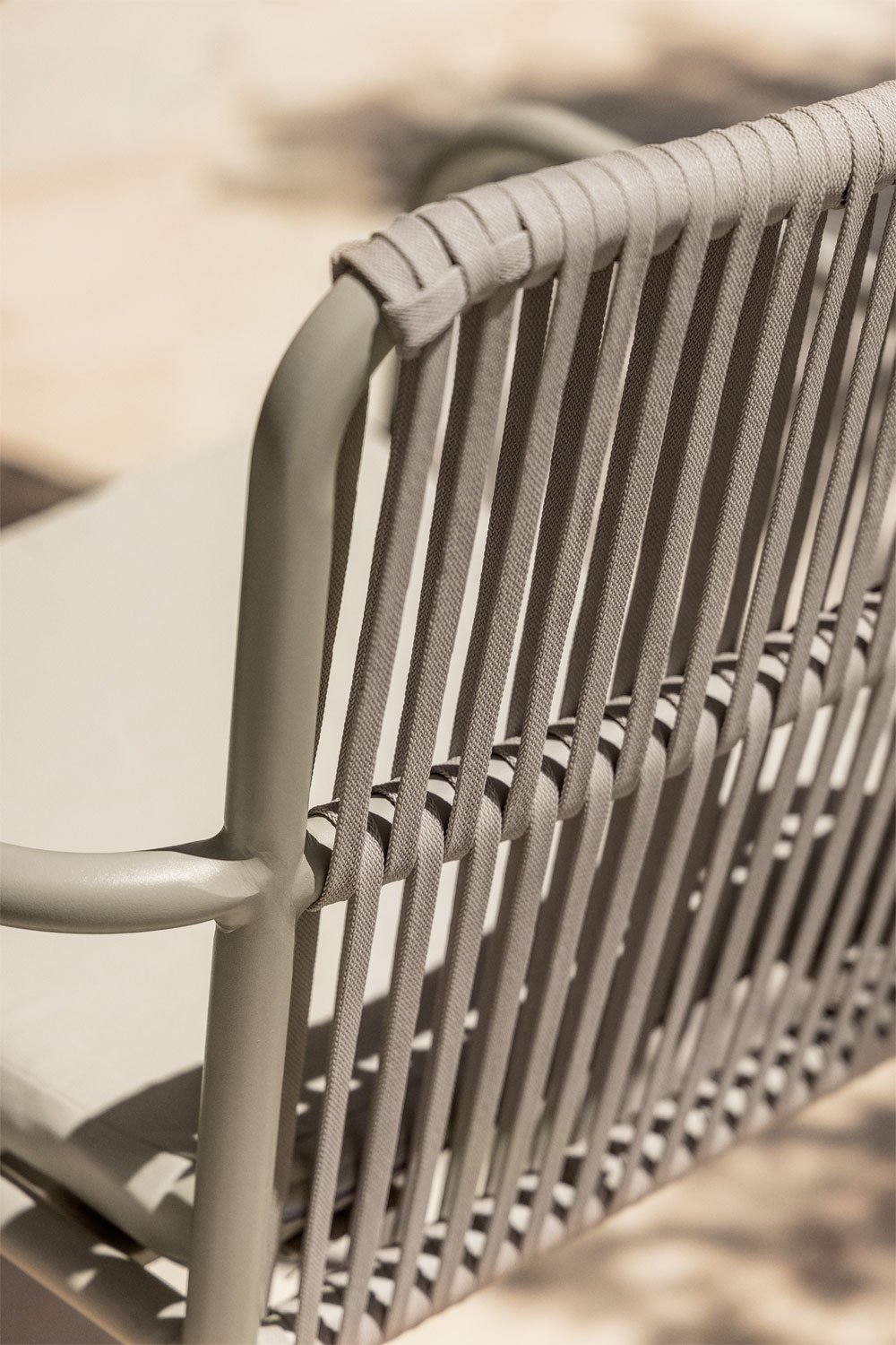 Stapelbarer Gartenstuhl mit Armlehnen aus Aluminium Alberta, Galeriebild 2