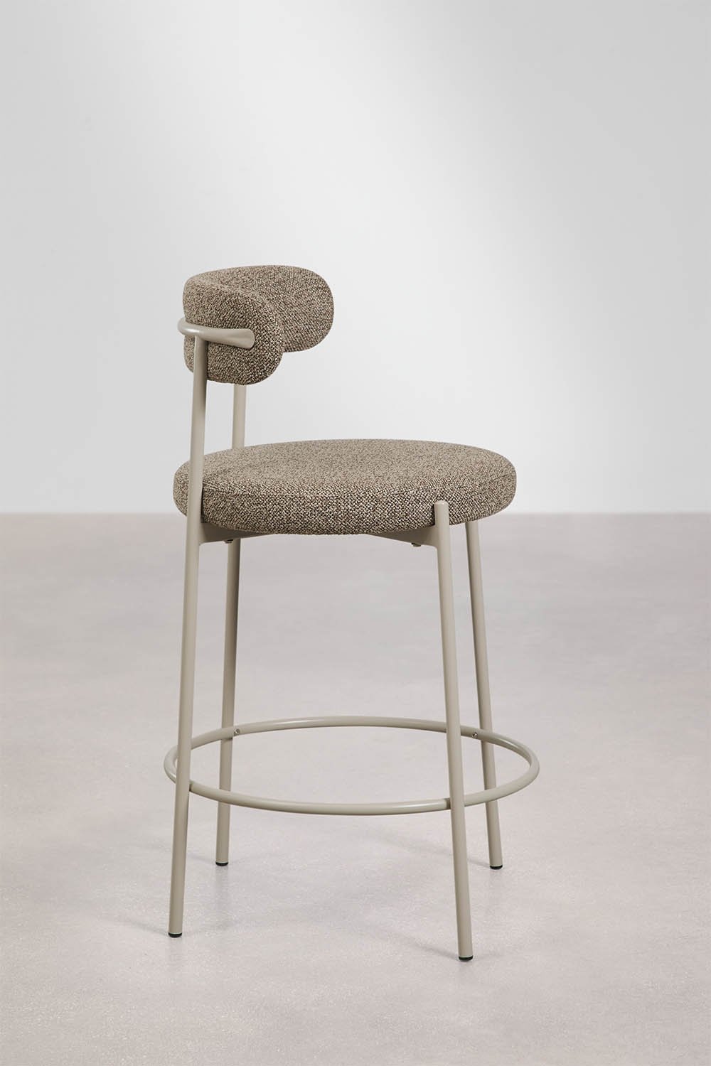 Hoher Hocker mit Rückenlehne aus Bouclé-Stoff Brim, Galeriebild 4
