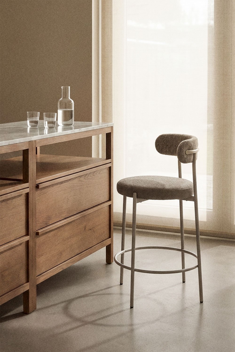 Pack mit 2 hohen Hockern mit Rückenlehne aus Bouclé-Stoff Brim, Galeriebild 1