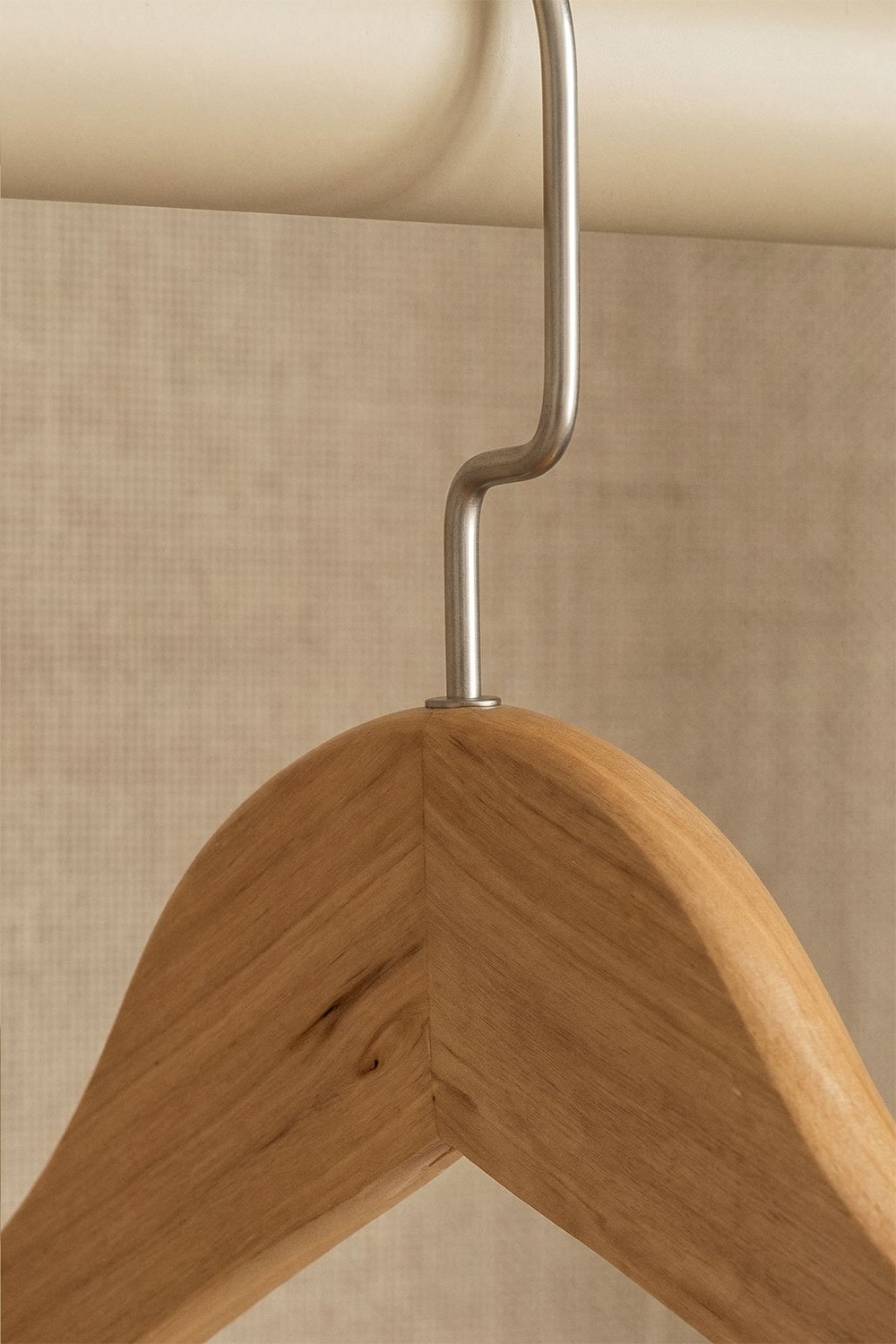 Pack mit 4 Kleiderbügeln aus Holz und Stahl Rita, Galeriebild 2