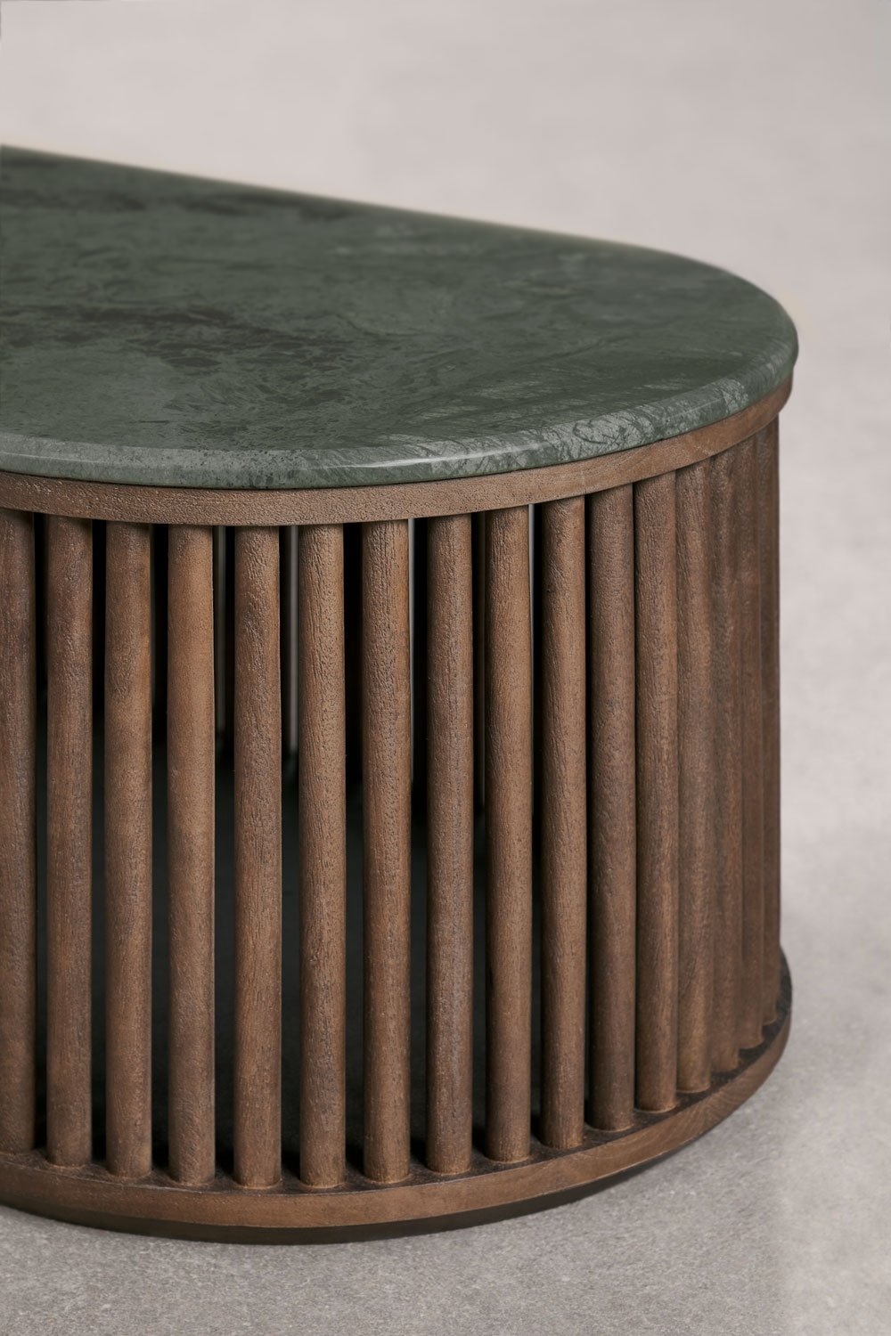 Ovaler Couchtisch 90x50 cm aus Mangoholz und Naturstein Talix, Galeriebild 6