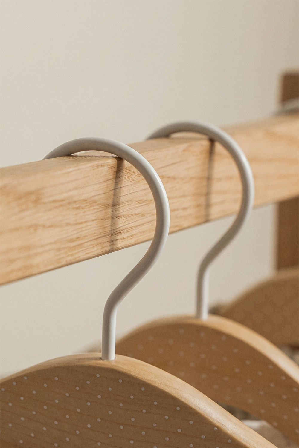 Pack mit 2 Kleiderbügeln aus Holz Arius Kids, Galeriebild 2