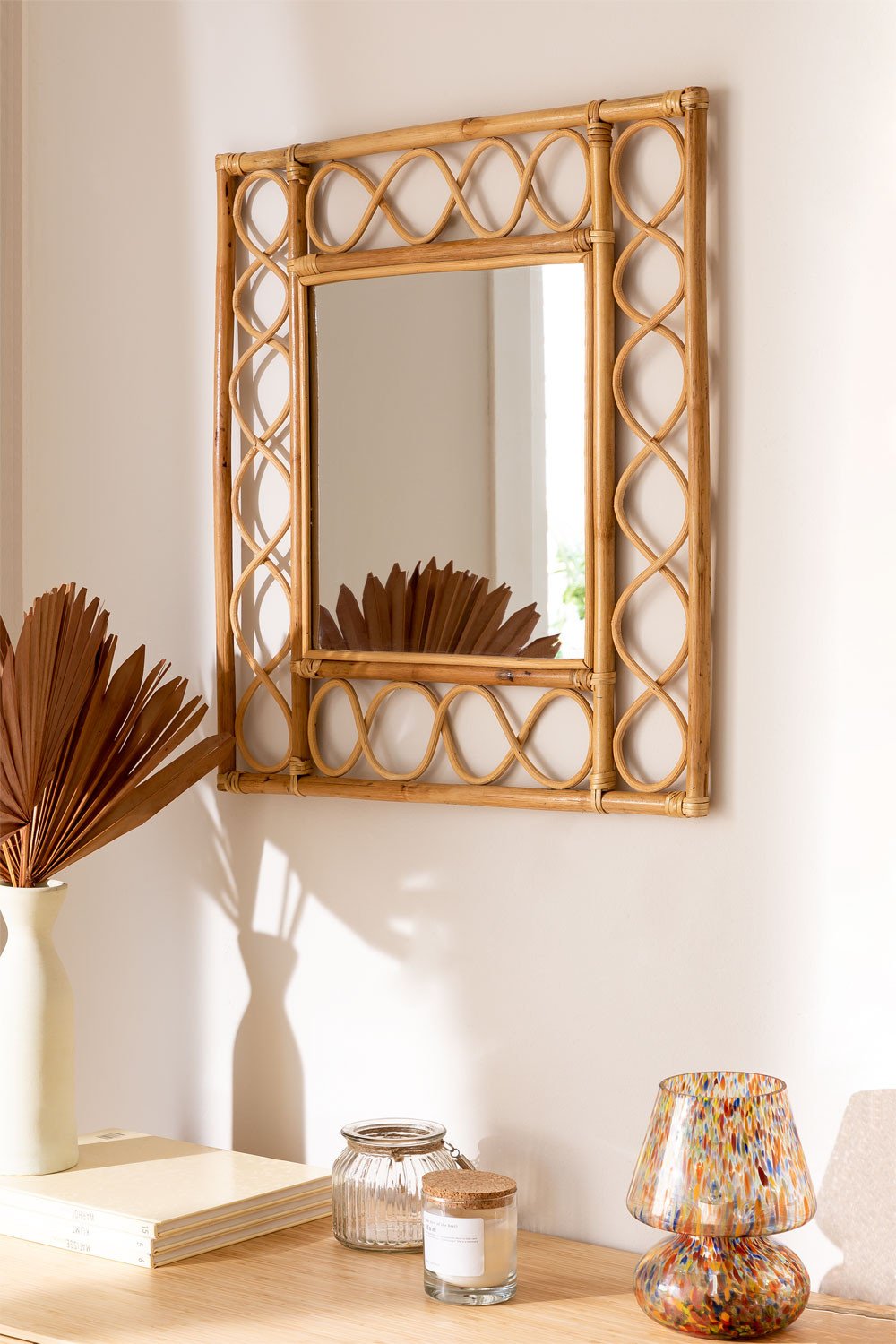 Espejo de pared pequeño Ebian con estante de ratán con acabado natural 35 x  16 cm