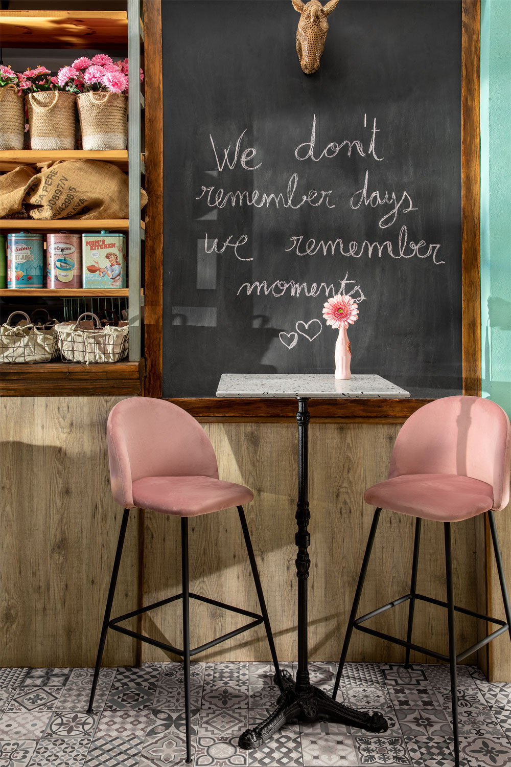 Las ventajas de comprar mesas altas para tu restaurante - EN LA COCINA  Magazine