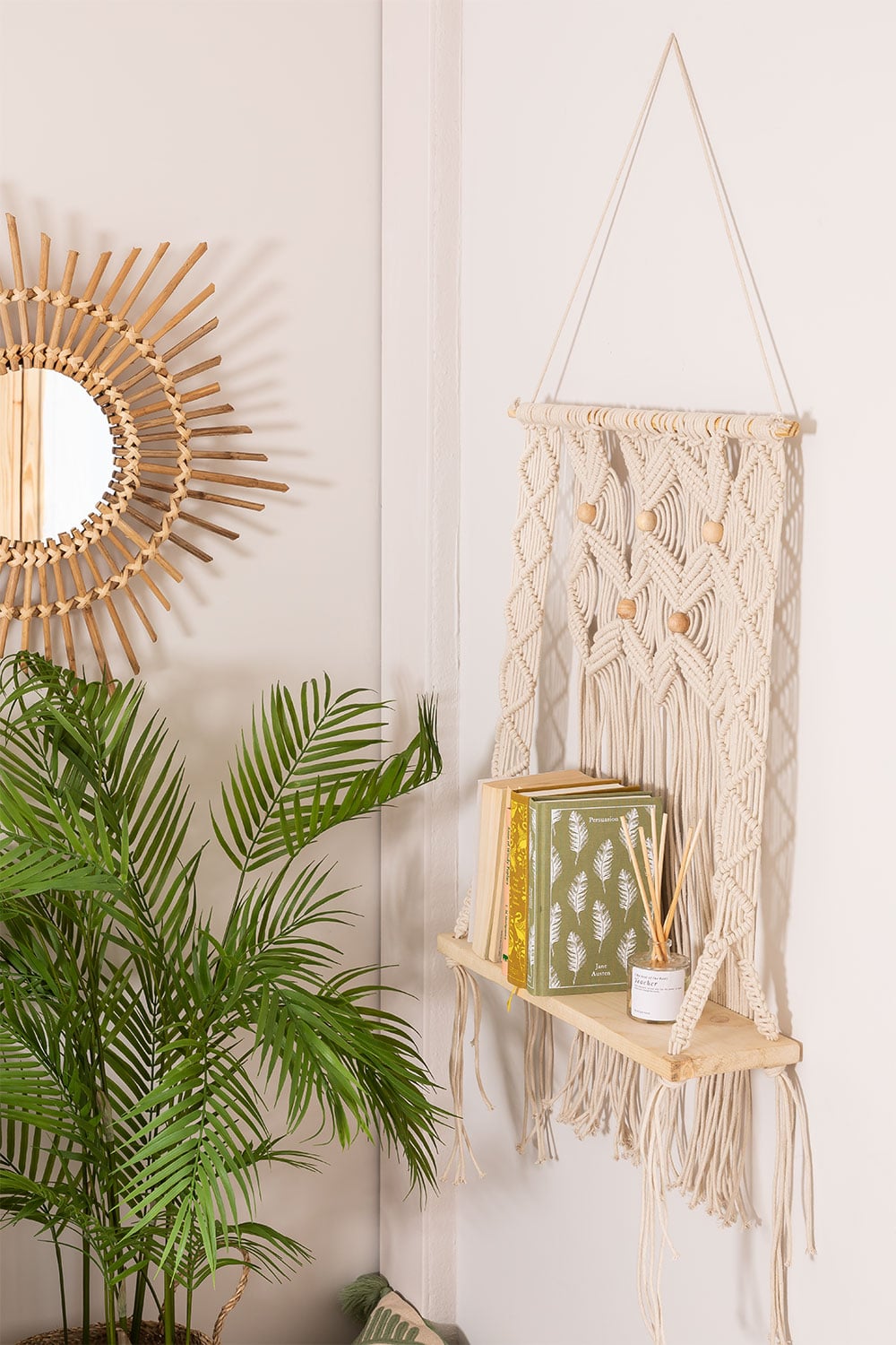 Estantería colgante de macramé con madera clara
