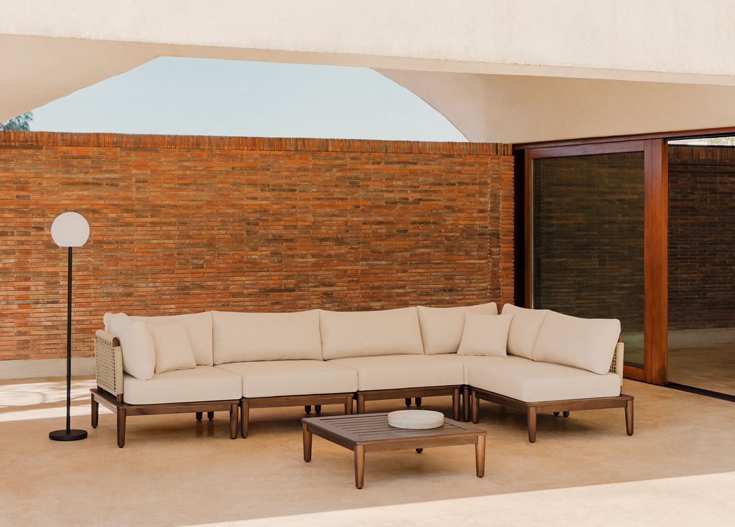 Conjunto de jardín con sofá modular de acacia y mesa de centro Giulia