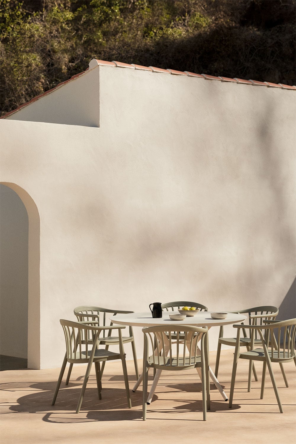 Conjunto de mesa redonda y sillas de comedor de madera color salvia