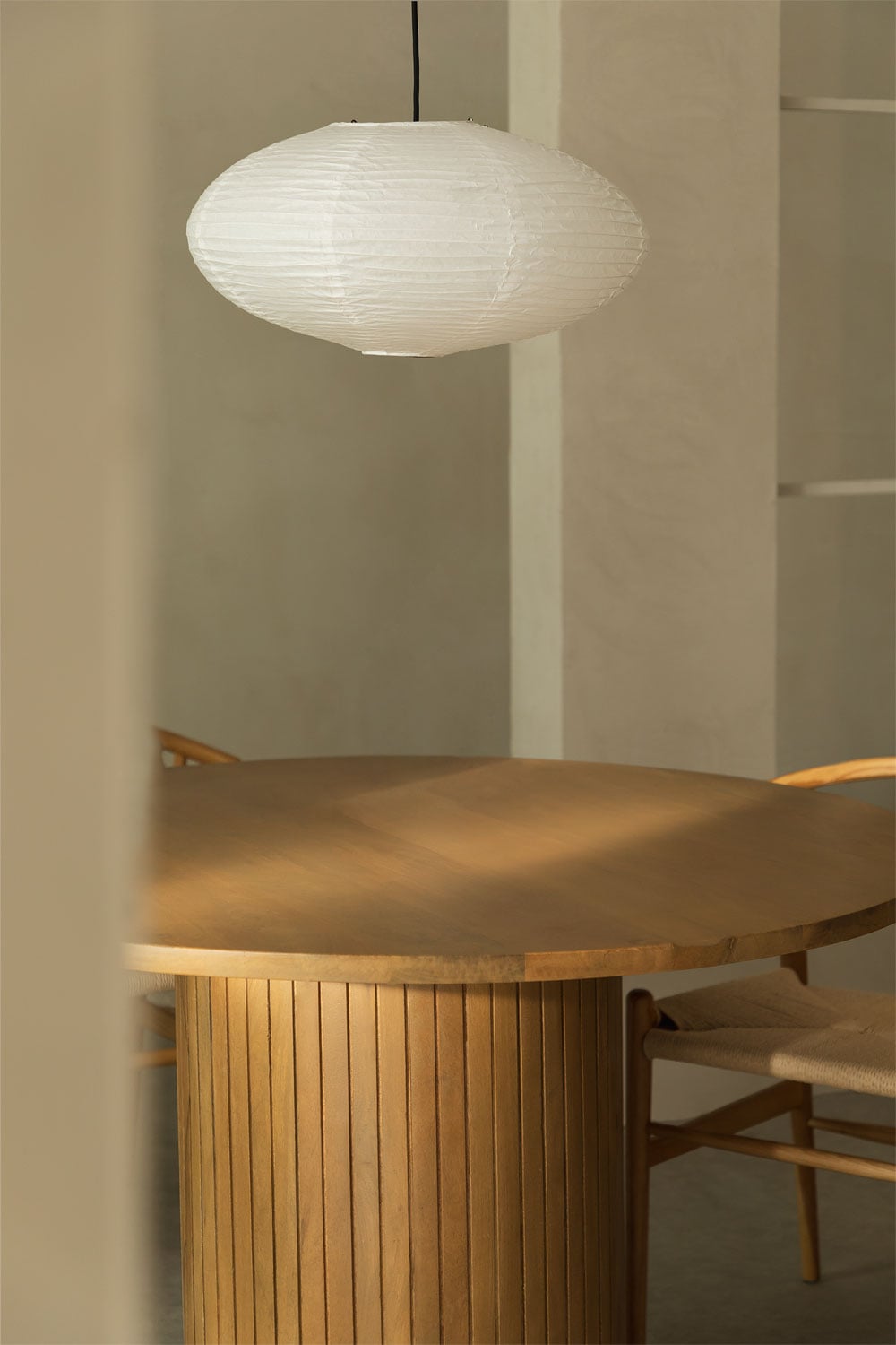 Mesa de comedor redonda de madera clara