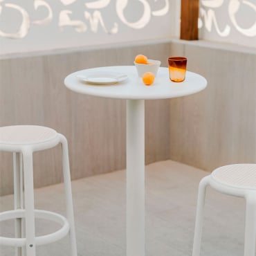 Set De Mesa Alta Redonda Ø60 Cm En Hierro Mizzi Y 2 Taburetes Altos De Jardín En Polipropileno Omara Blanco Gardenia - Sklum