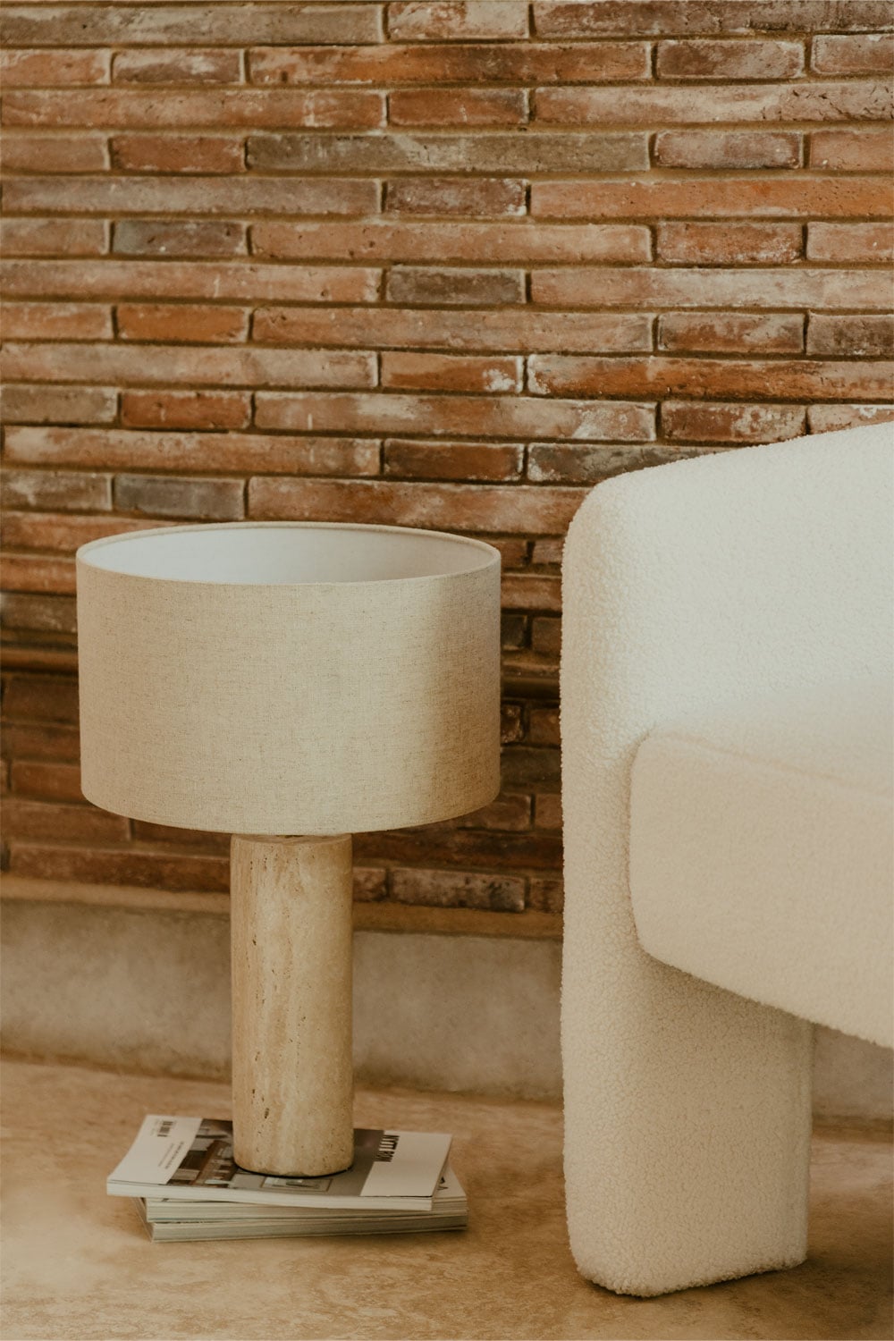 Lámpara de mesa cilíndrica beige con base de travertino