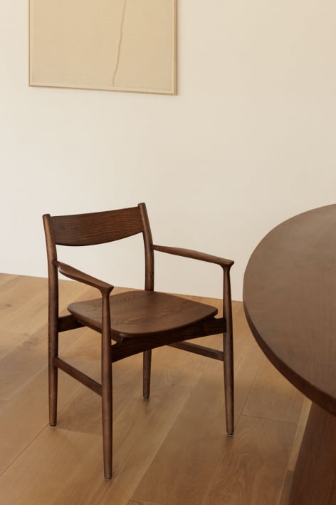 Silla de comedor con reposabrazos en madera de roble Mireita - Madera Oscura