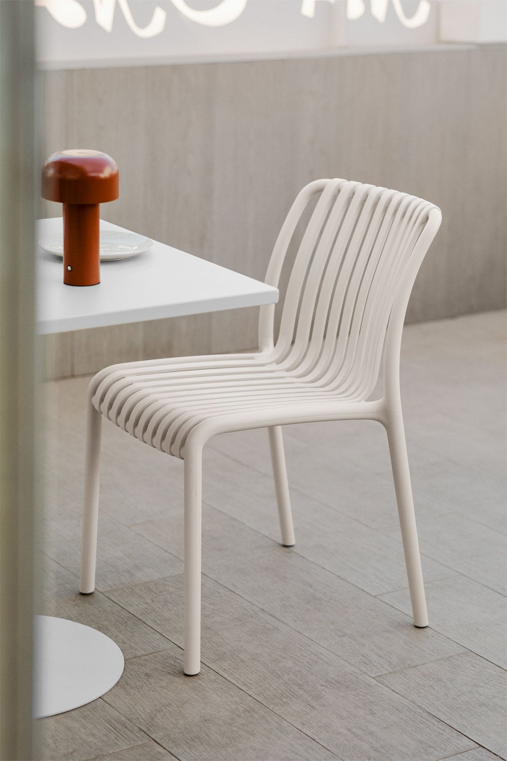 Silla de comedor de plástico blanco