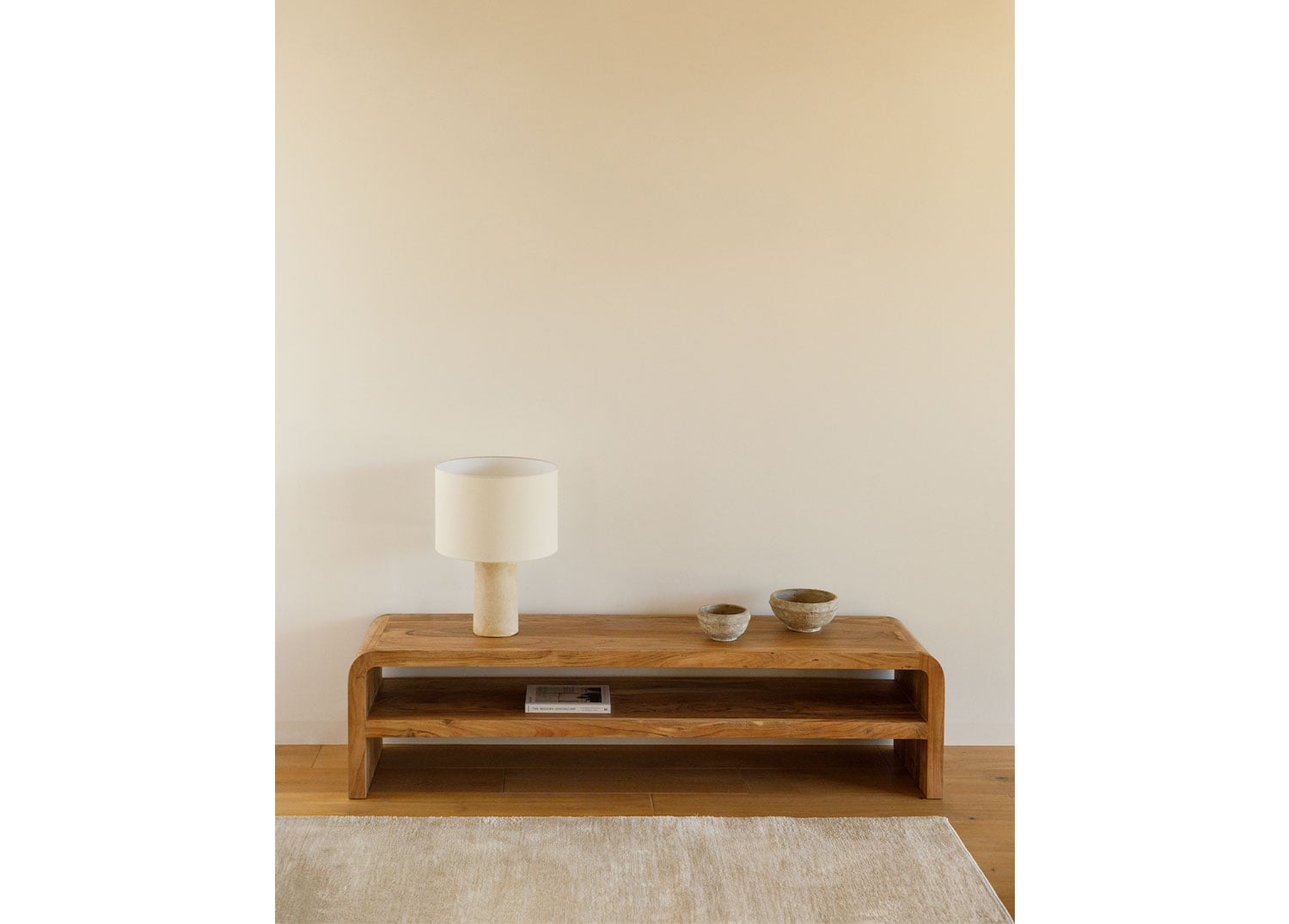 Mesa auxiliar de madera maciza con estantes