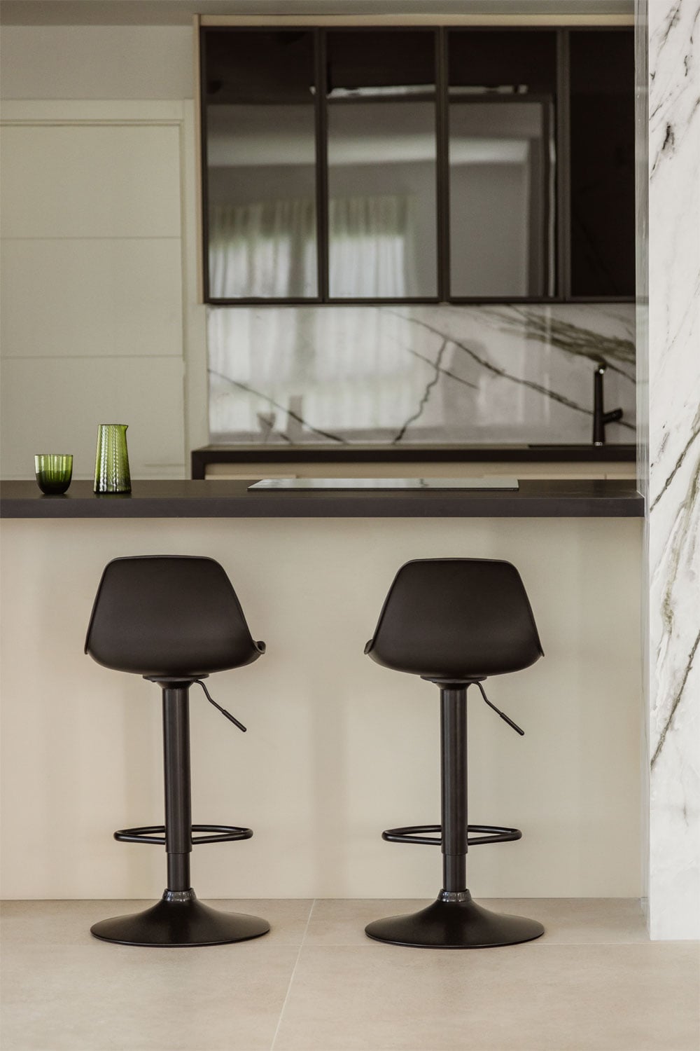 Taburete de bar negro con base metálica