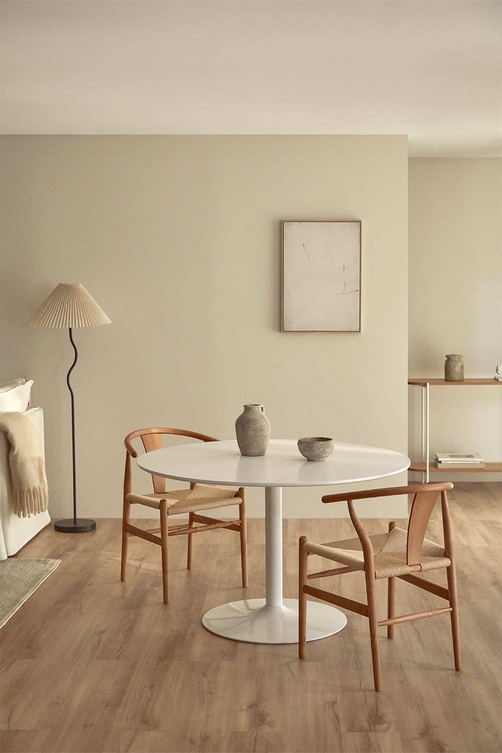 mesa redonda blanca comedor, sillas madera asiento ratán