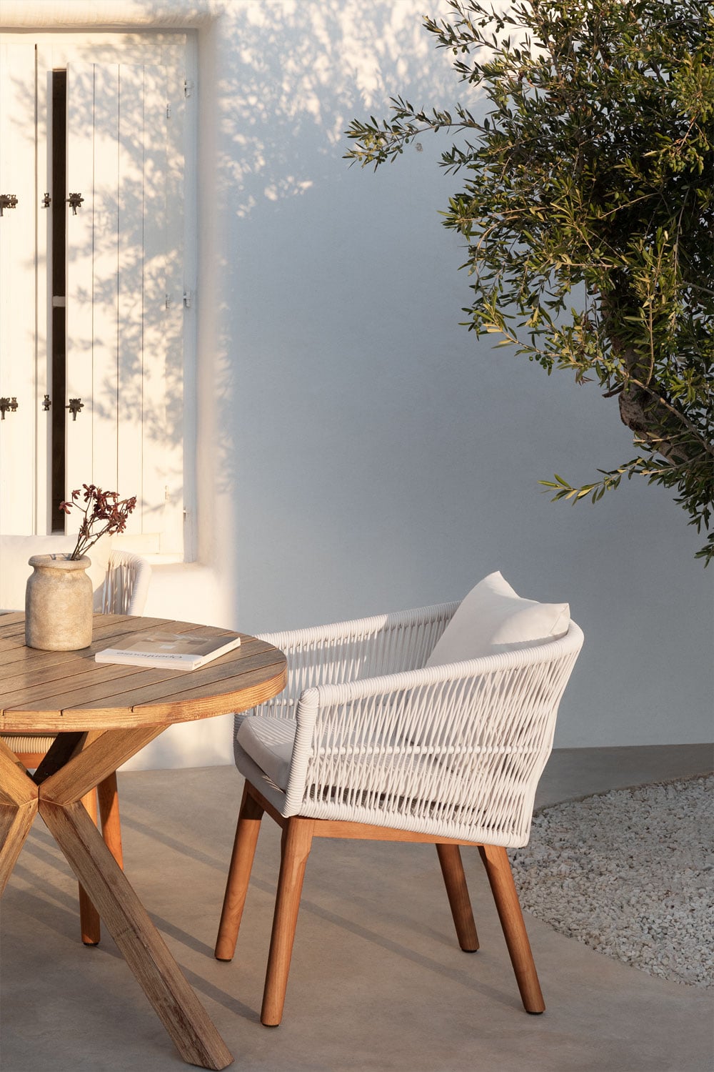 Silla de exterior de cuerda blanca con cojín