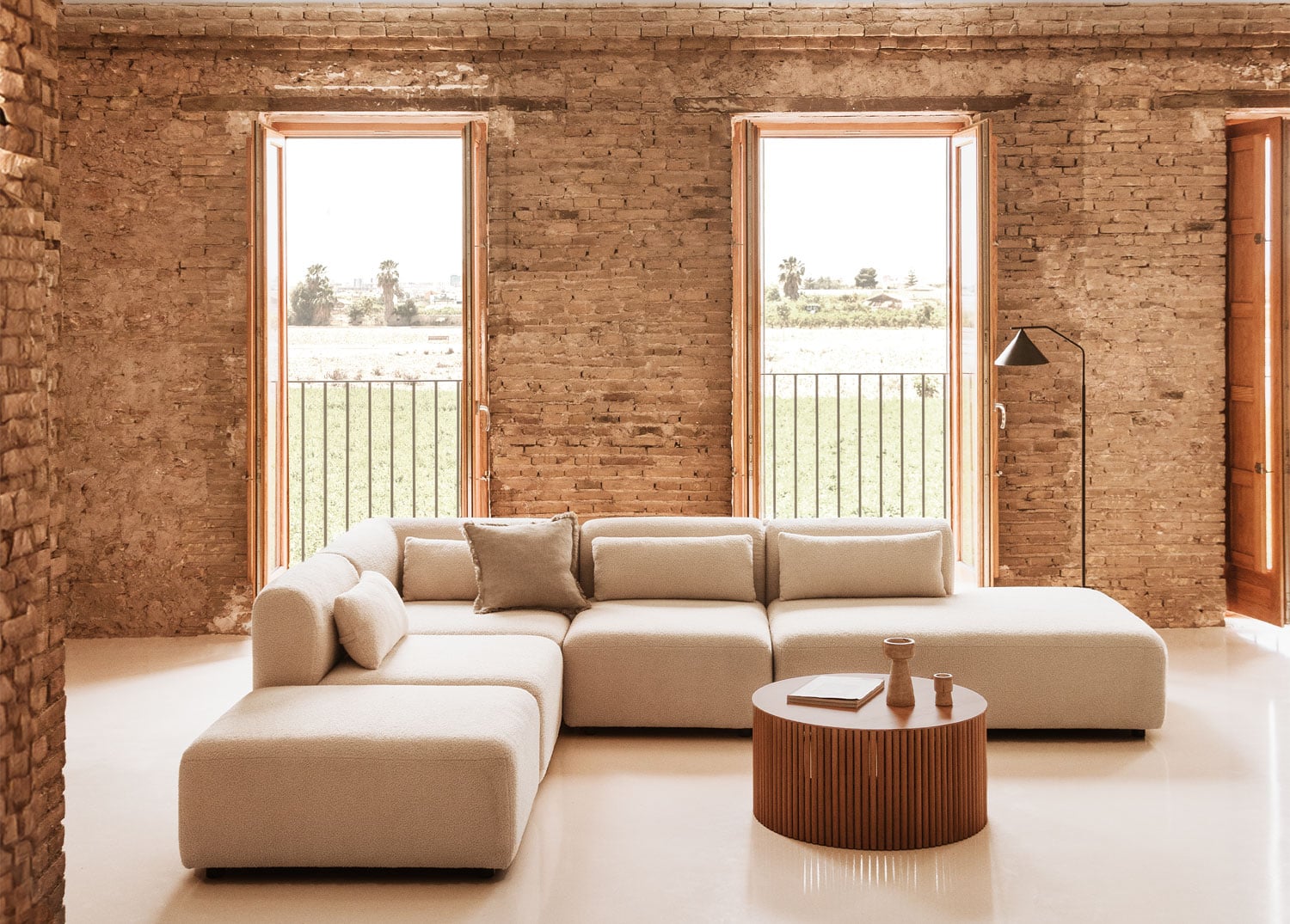 Sofá modular esquinero de tela bouclé color crema