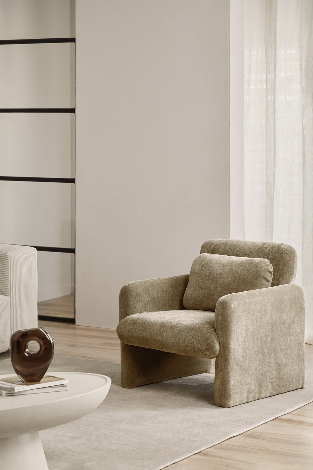 Sillón tapizado beige con cojín lumbar