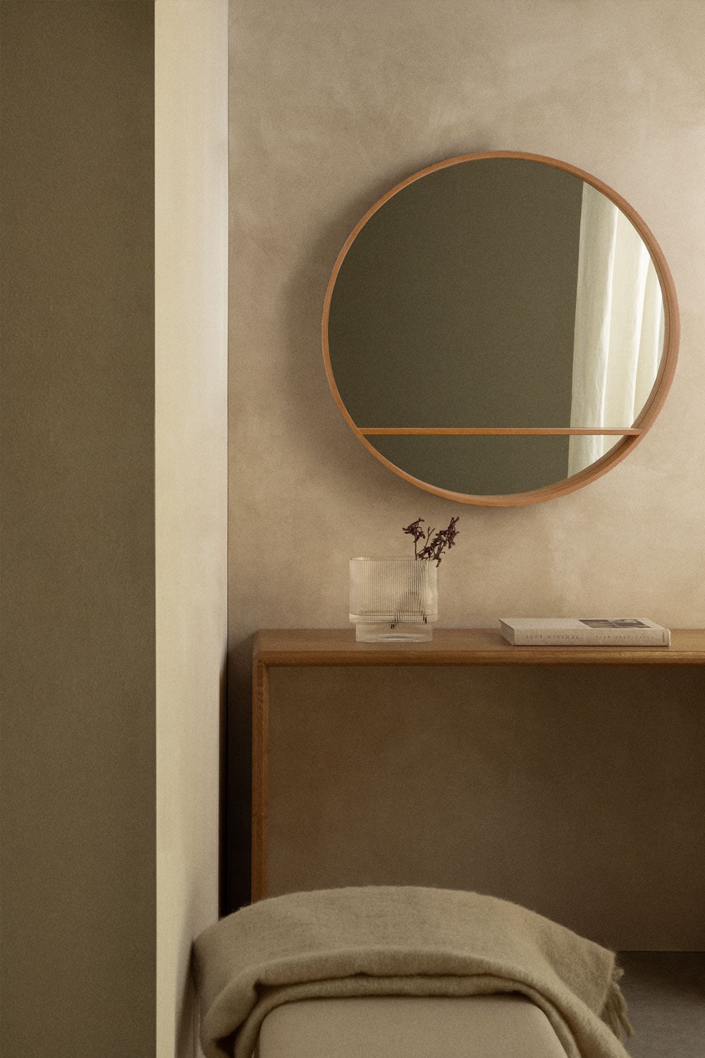 Espejo de pared redondo con estante de madera clara
