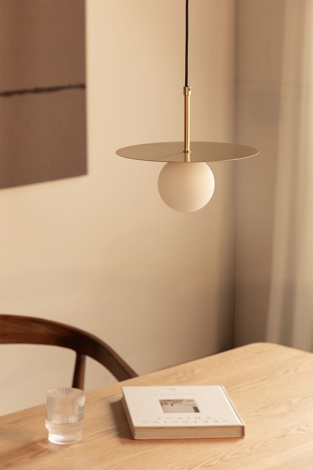 Lámpara de techo colgante dorada con pantalla redonda