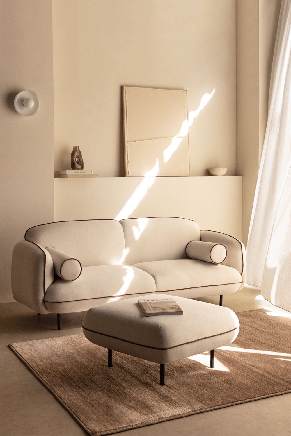 Sofá de 2 plazas tapizado en beige con ribete marrón