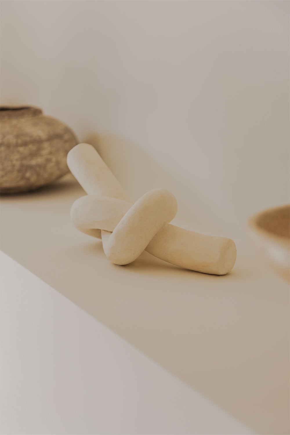 escultura decorativa nudo, adorno mesa beige