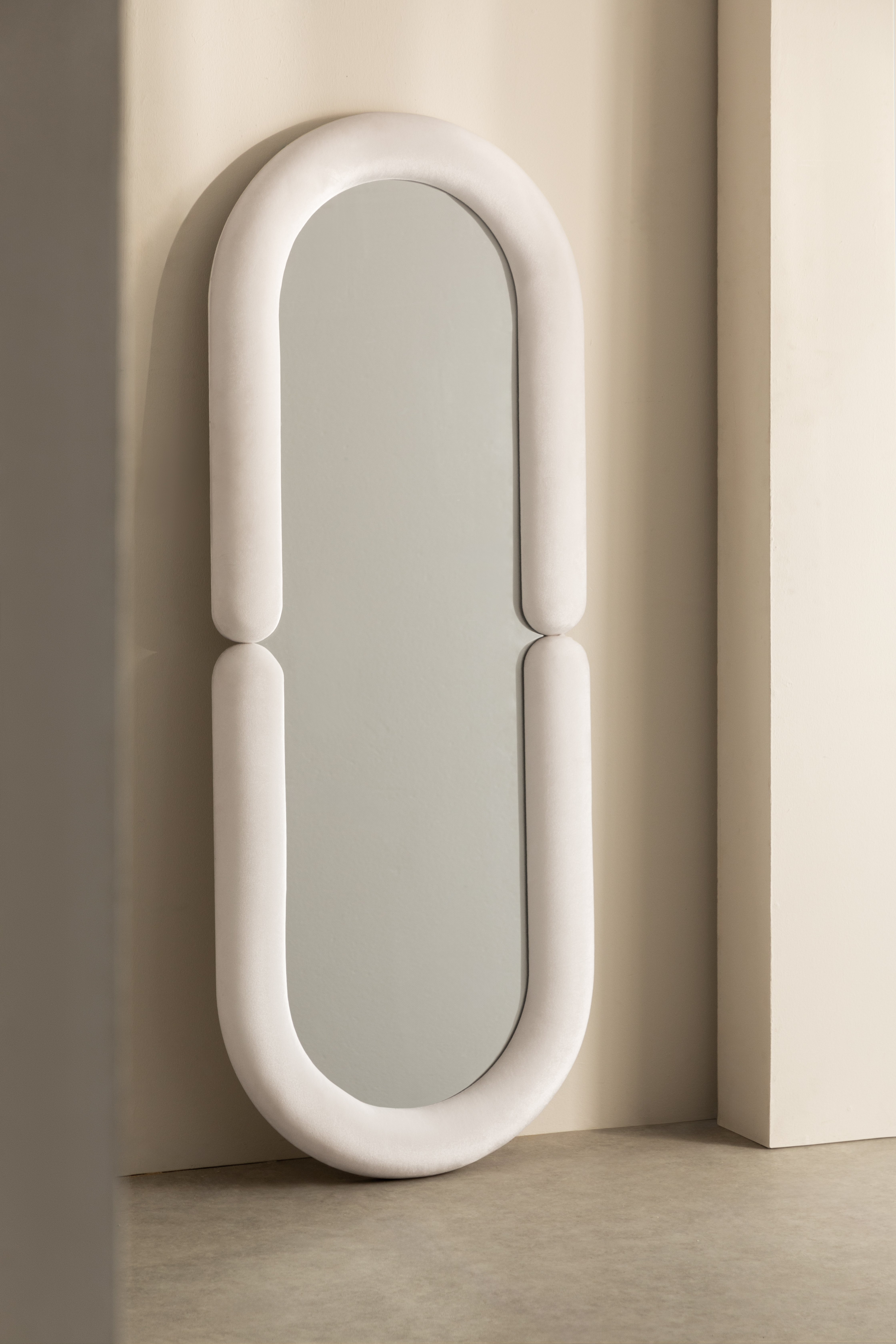 Espejo de pie ovalado con marco de terciopelo blanco