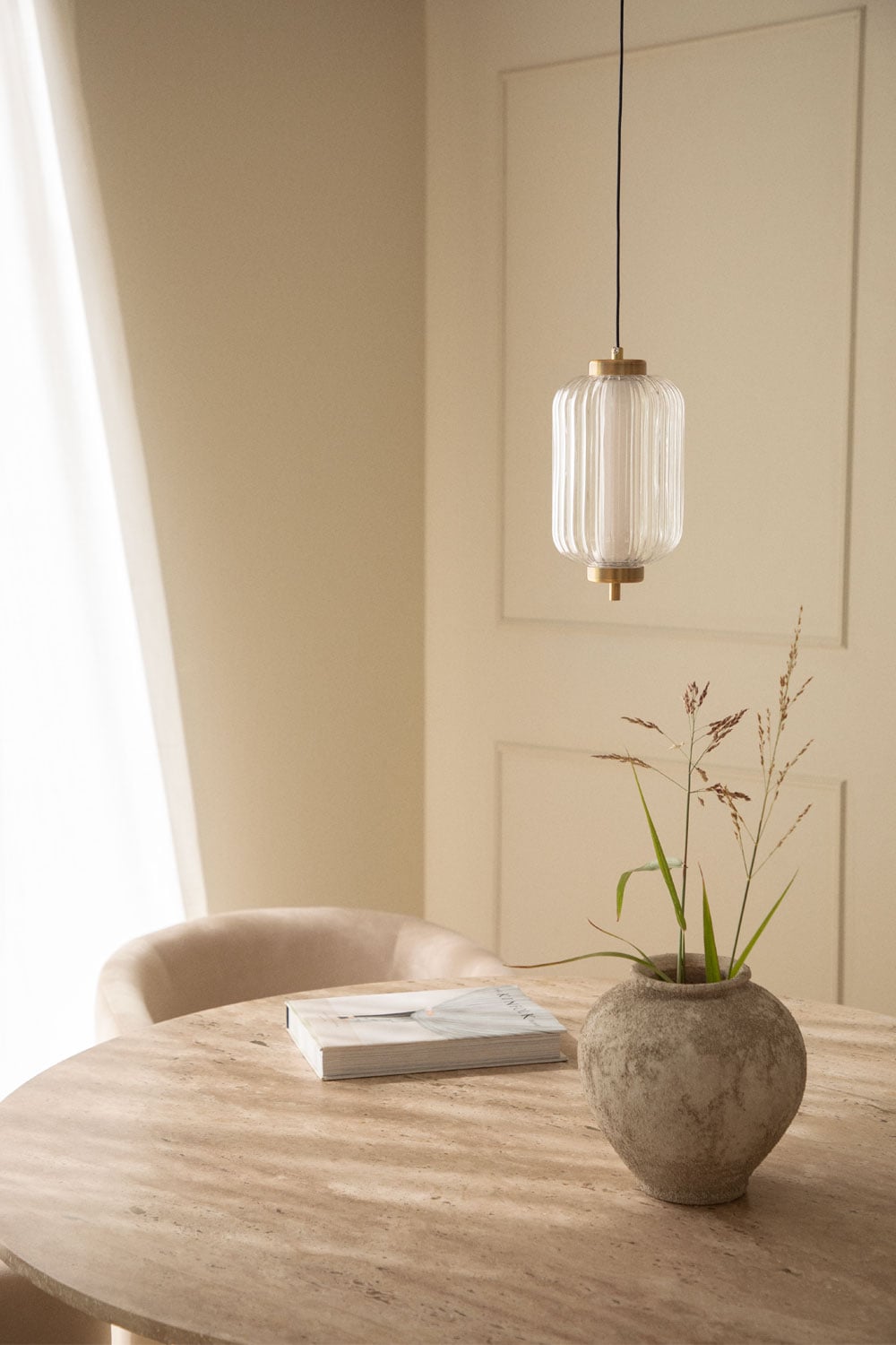 Lámpara colgante de cristal acanalado y detalles dorados