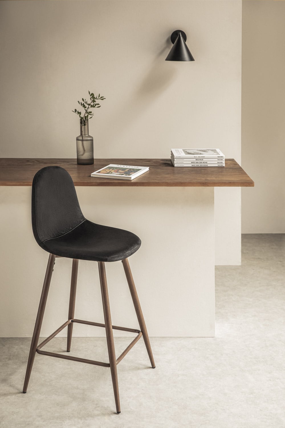 Taburete alto negro de terciopelo