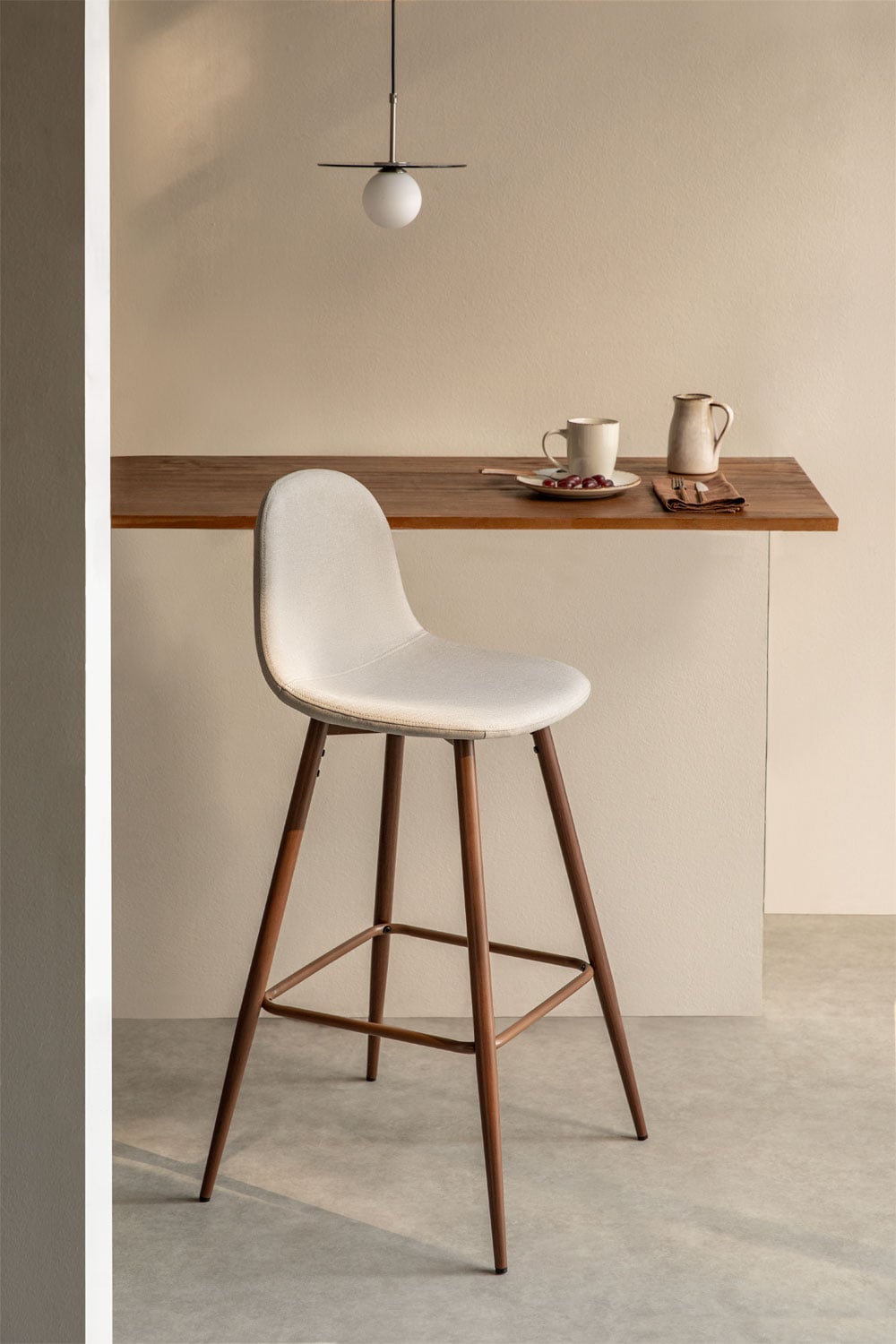 Taburete alto de tela color crema y patas de madera