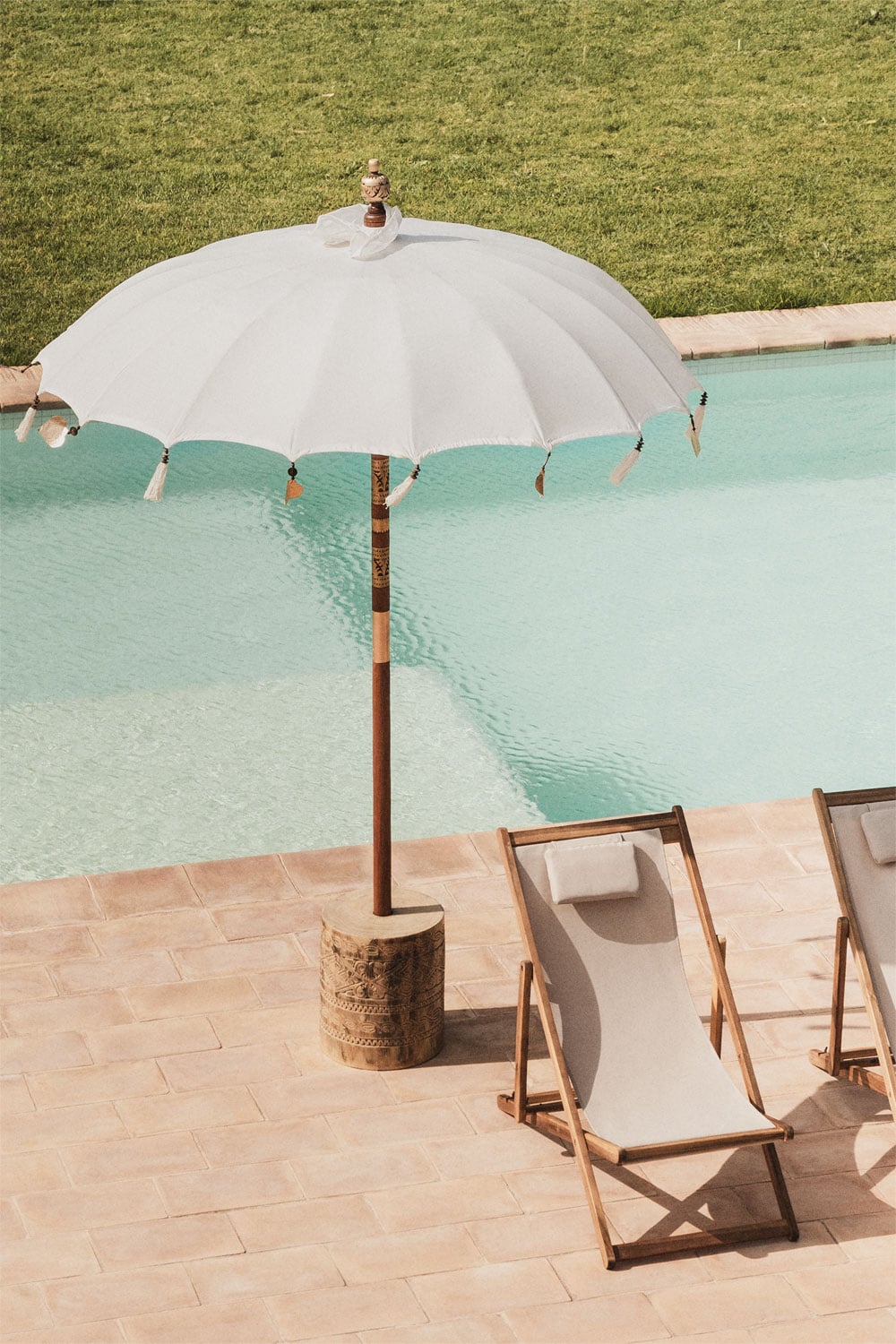 sombrilla jardin estilo boho, parasol terraza madera tallada