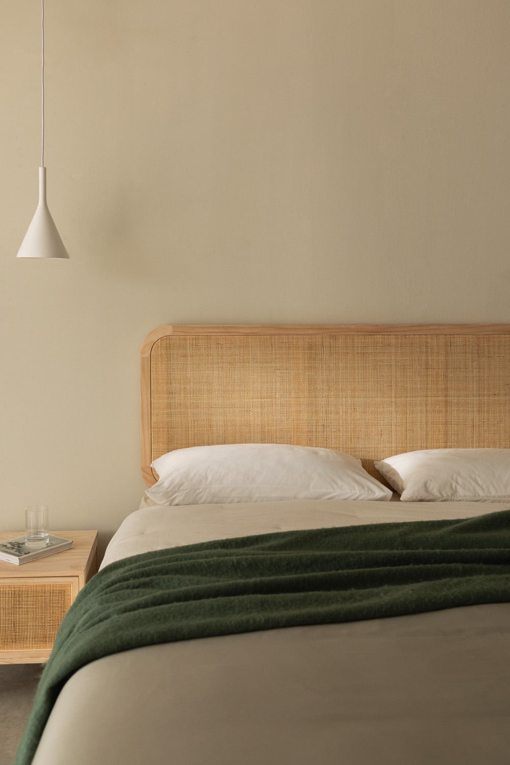 Cabecero de cama de madera y ratán natural