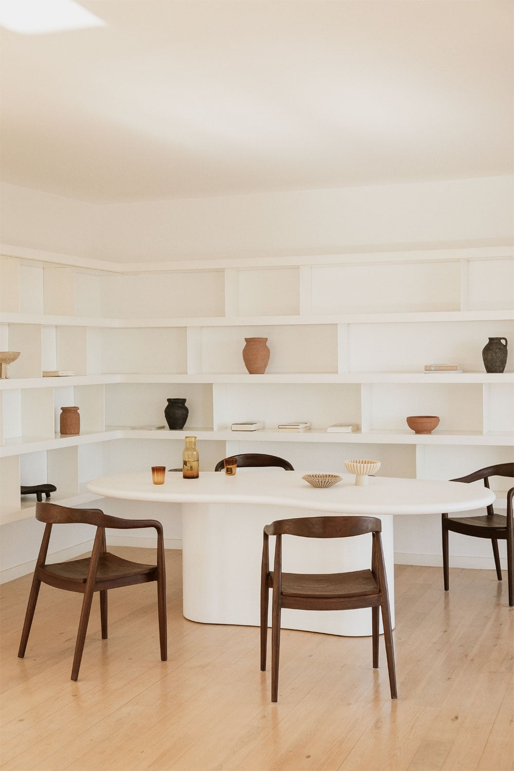 mesa comedor ovalada blanca, sillas madera oscura comedor