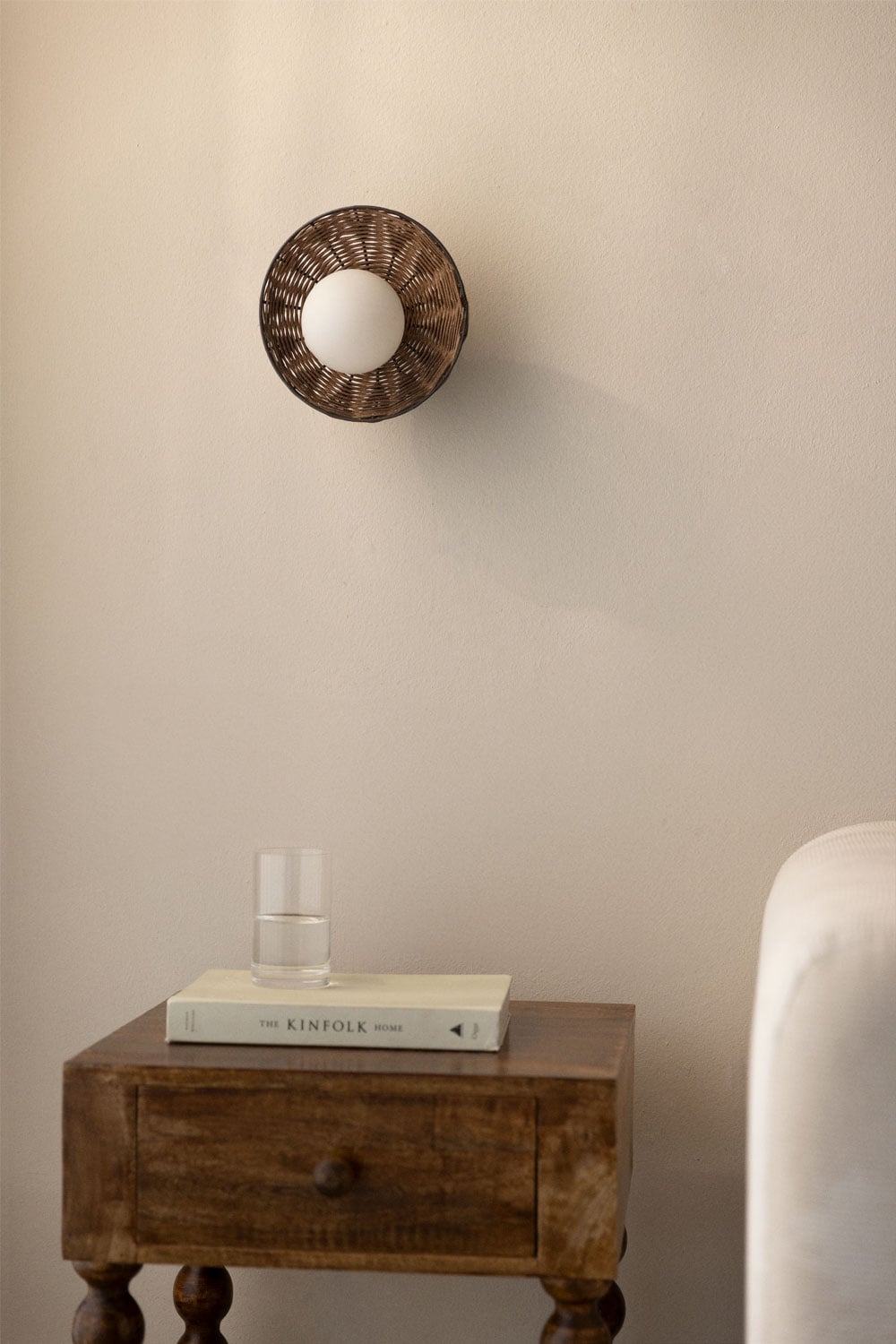 Aplique de pared de ratán con luz esférica