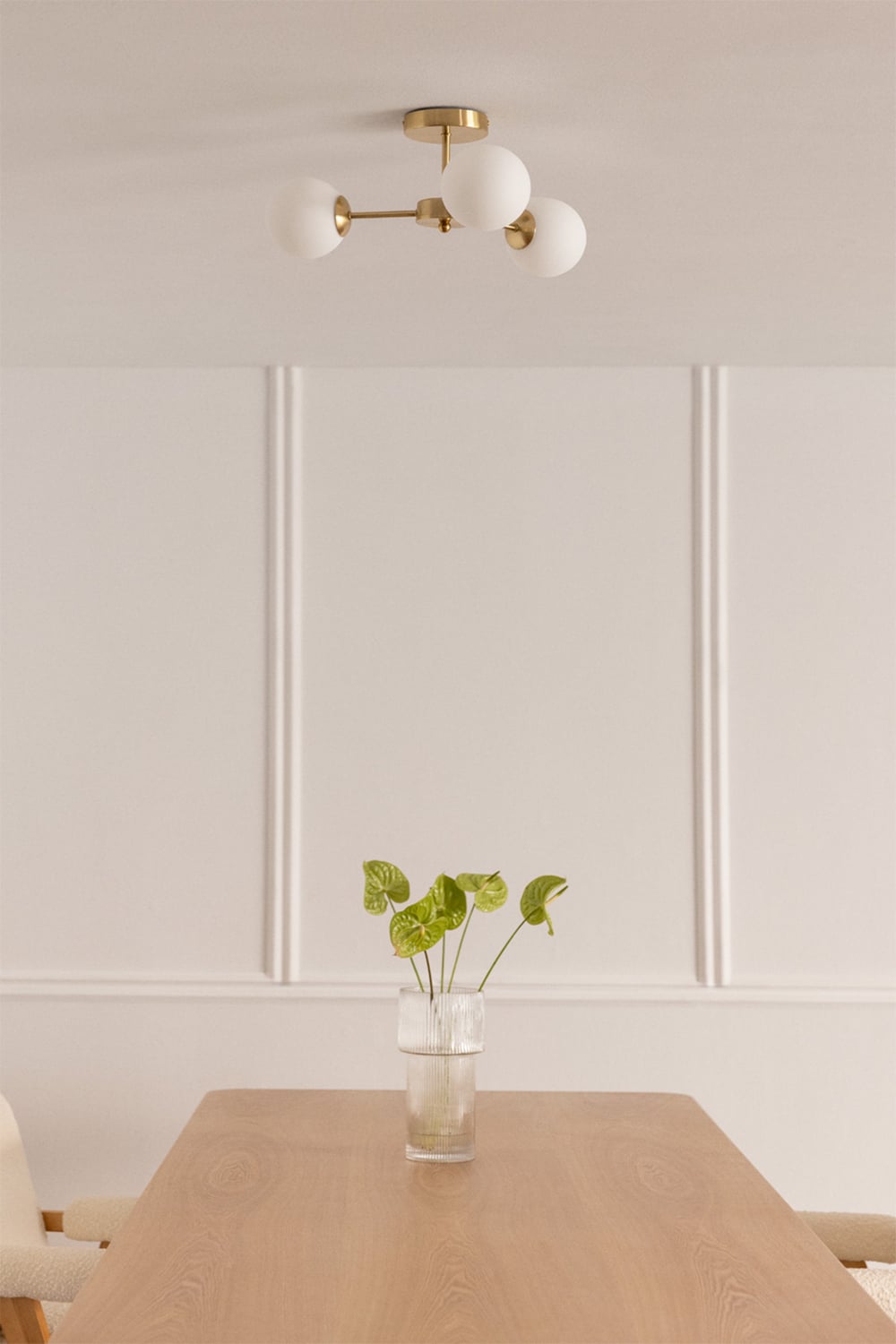 Mesa de comedor rectangular de madera clara