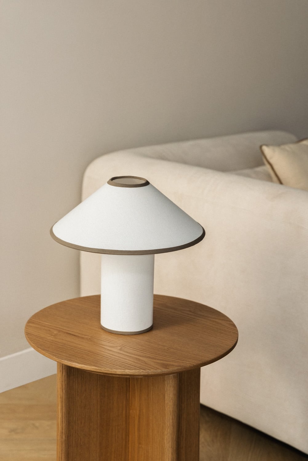 Lámpara de mesa con pantalla cónica y base cilíndrica